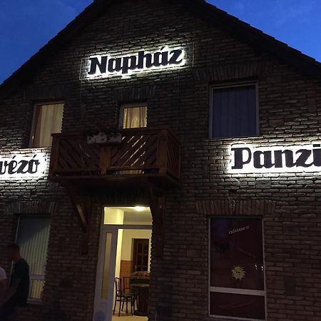 Naphaz Panzio Bed & Breakfast Tiszafüred Екстериор снимка