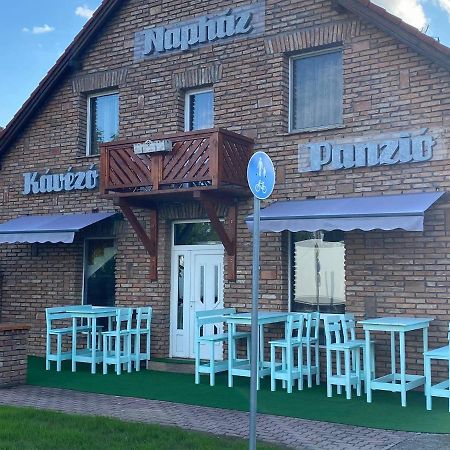 Naphaz Panzio Bed & Breakfast Tiszafüred Екстериор снимка
