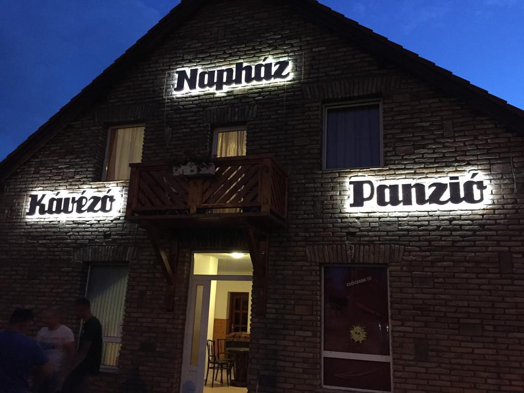Naphaz Panzio Bed & Breakfast Tiszafüred Екстериор снимка