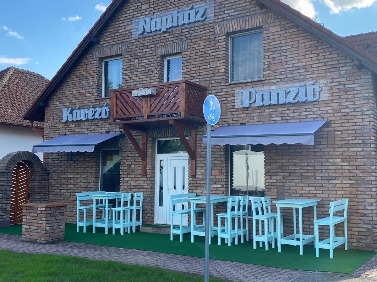 Naphaz Panzio Bed & Breakfast Tiszafüred Екстериор снимка